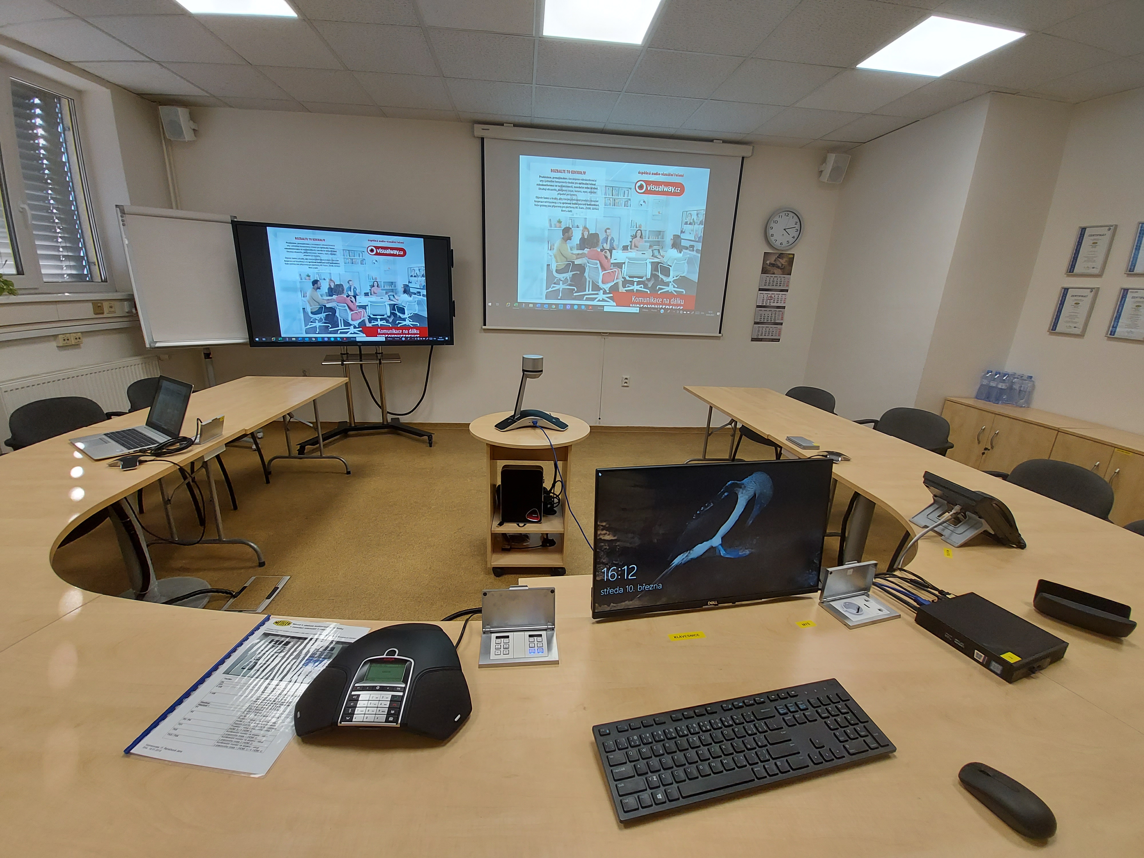 Instalace plátna a projektoru ve vzdělávací místnosti